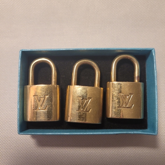 1 Preowned Louis Vuitton Gold Brass Padlock NO KEY #300s - Picture 1 of 10